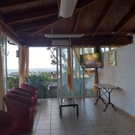Room In Bb - Spacious Double Room Beside The Sea Pineto Exterior foto