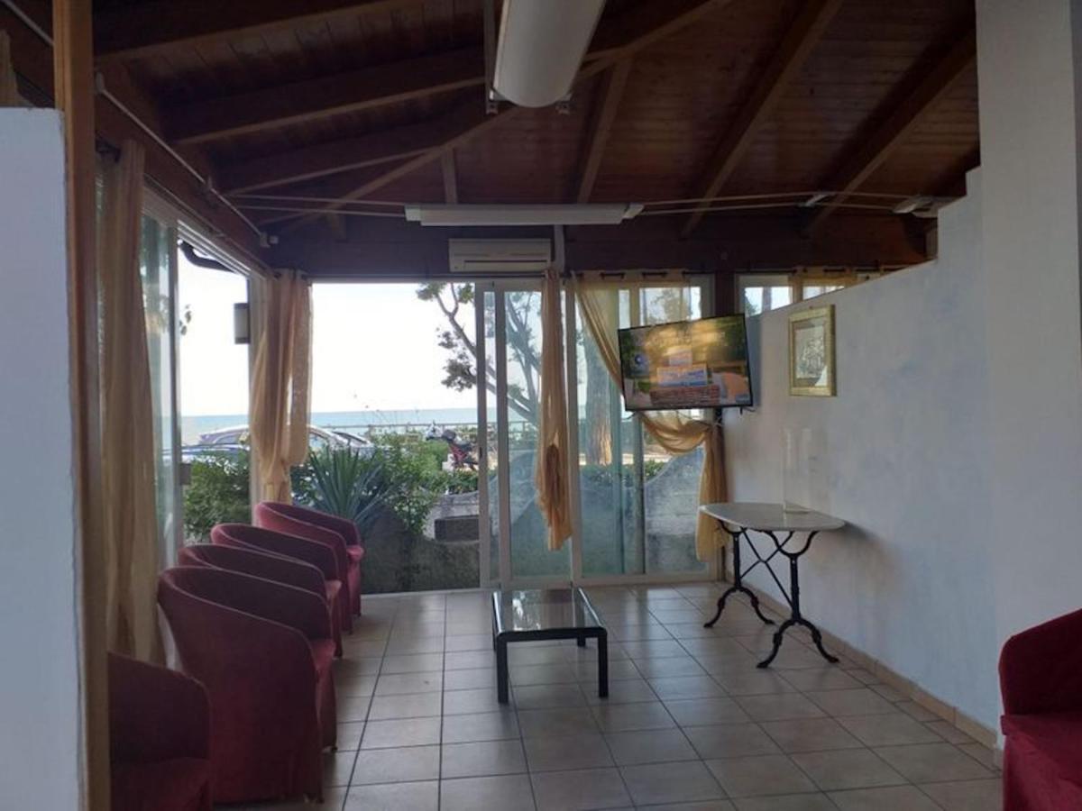 Room In Bb - Spacious Double Room Beside The Sea Pineto Exterior foto
