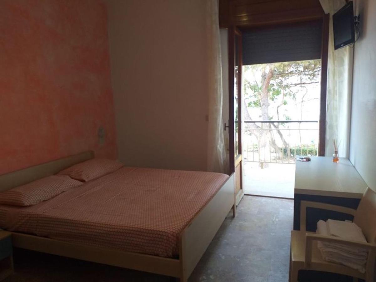 Room In Bb - Spacious Double Room Beside The Sea Pineto Exterior foto